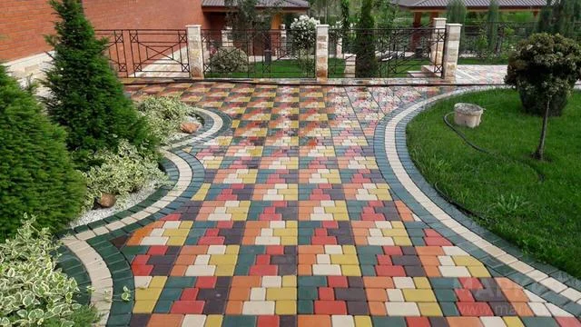 Дорожка из тротуарной плитки на участке в Минске