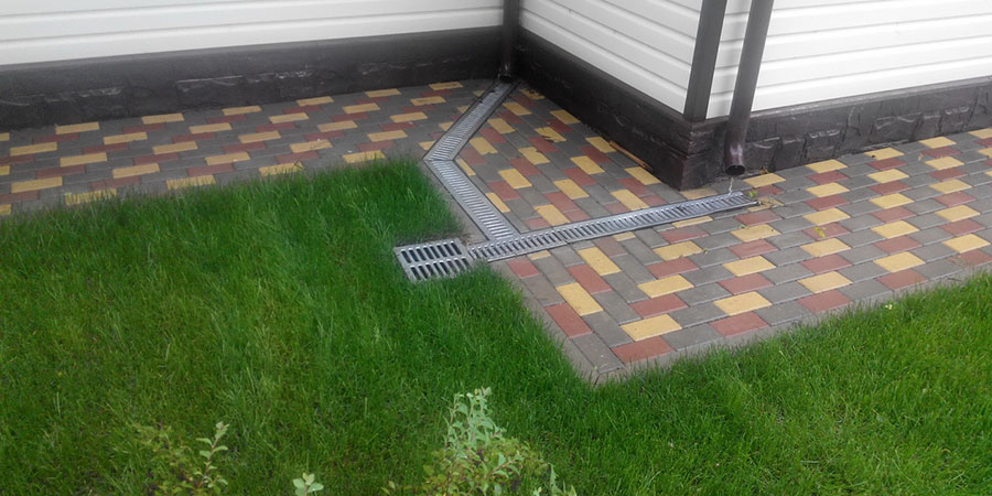Отмостка вокруг дома из тротуарной плитки
